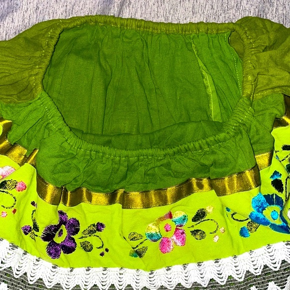 Mexican traditional off the shoulder embroidered blouse - Picture 4 of 7